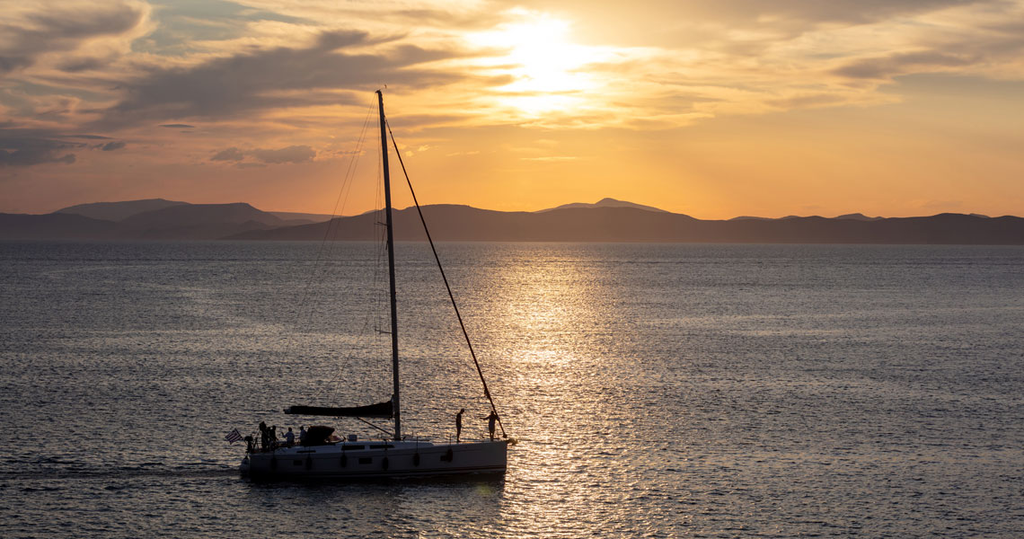 tramonto in barca a vela